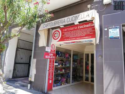 Partiamo da Cucinella, situata nel quartiere Madonnella di fronte all�ex caserma Sonnino, sull�omonima via. L�insegna rossa introduce a un atrio incastonato tra due vetrine: una pullula di zaini, giocattoli e costruzioni, nell�altra si affollano compassi, penne, cornici, raccoglitori e pennarelli
